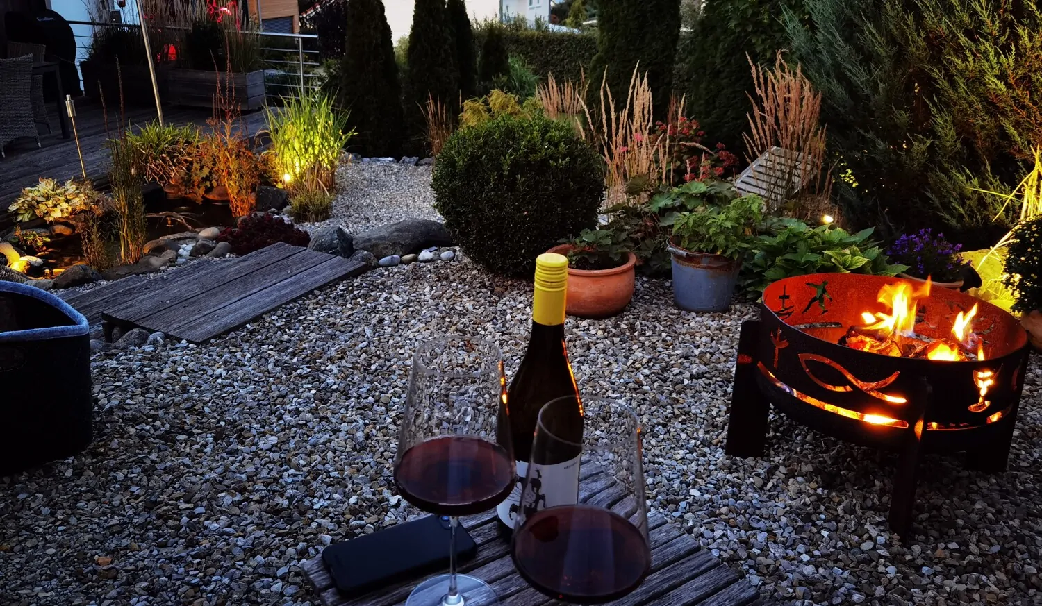 1 Garten oberer Sitzplatzbereich mit Feuerschale