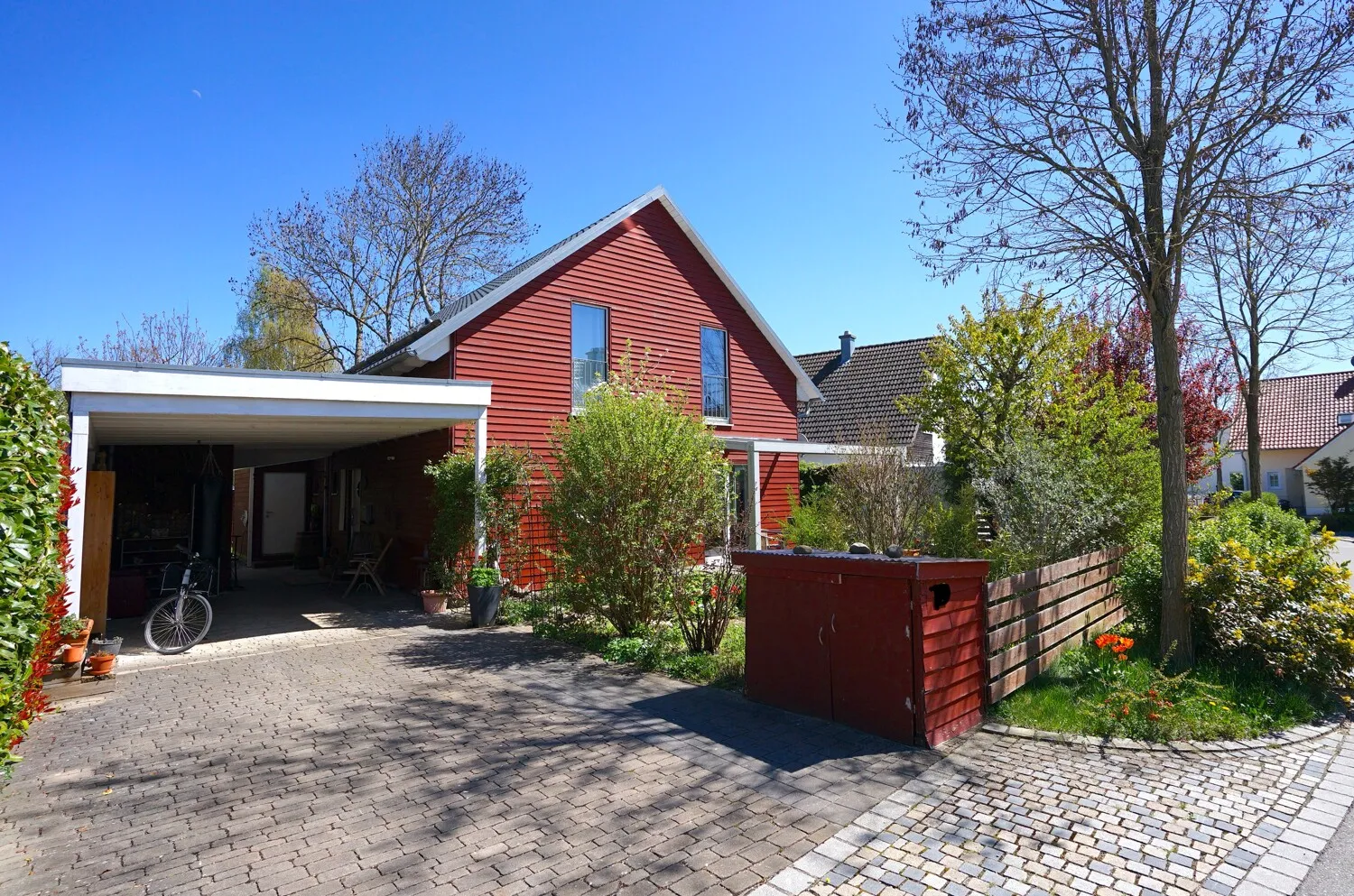 Zufahrt/Westansicht