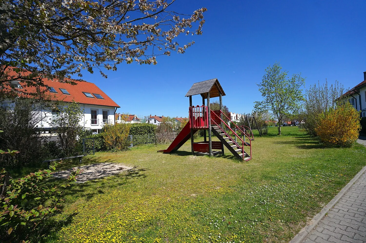 Spielplatz vor dem Haus