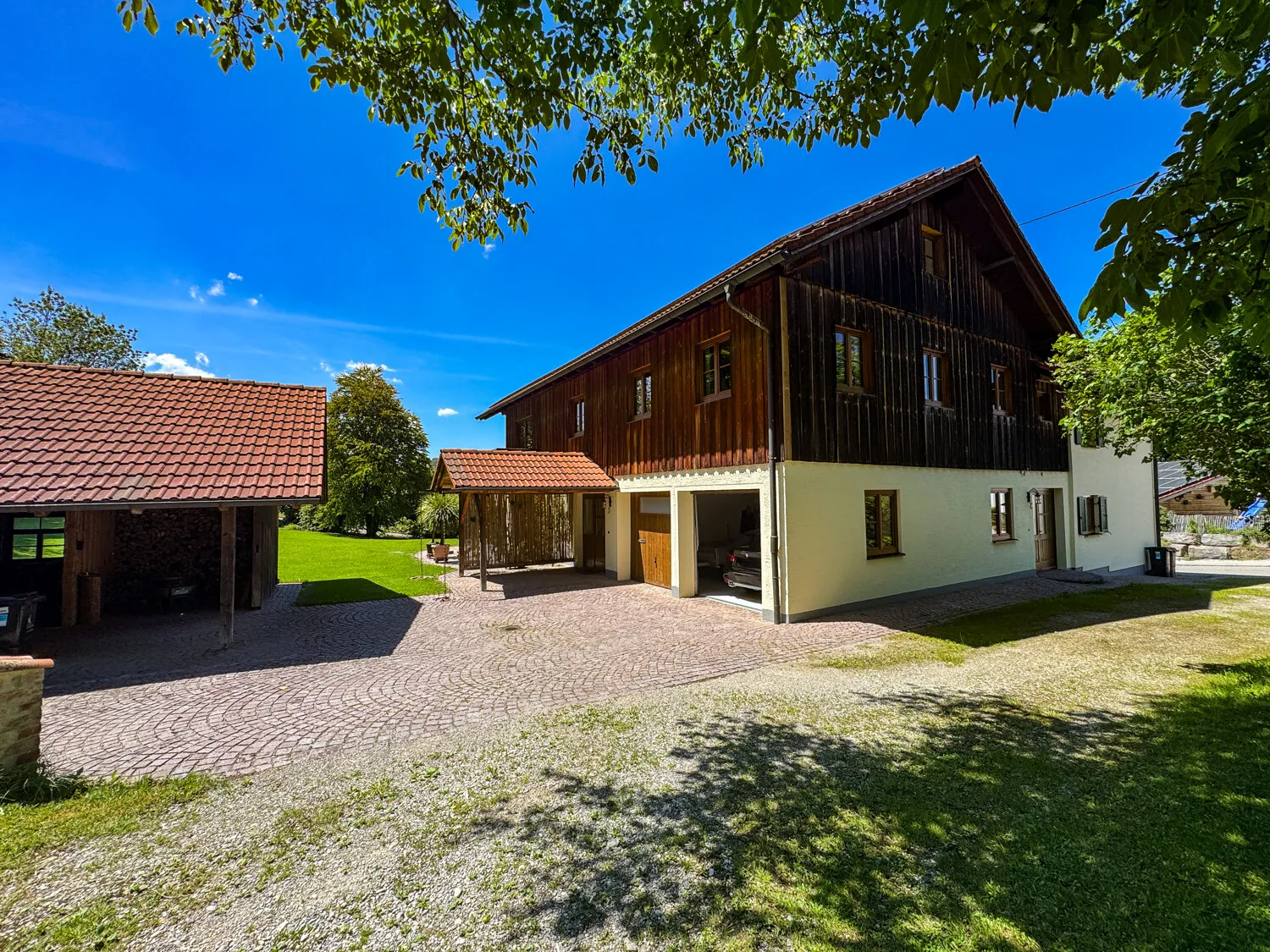 Einfahrt - Haus 1