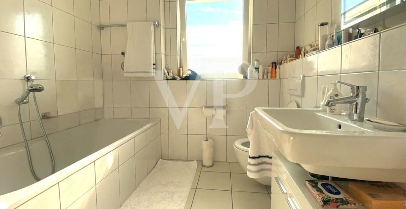 Tageslichtbad mit Wanne und Dusche