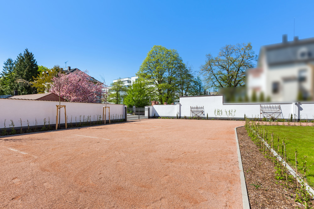 Zwei Parkplätze dazugehörig
