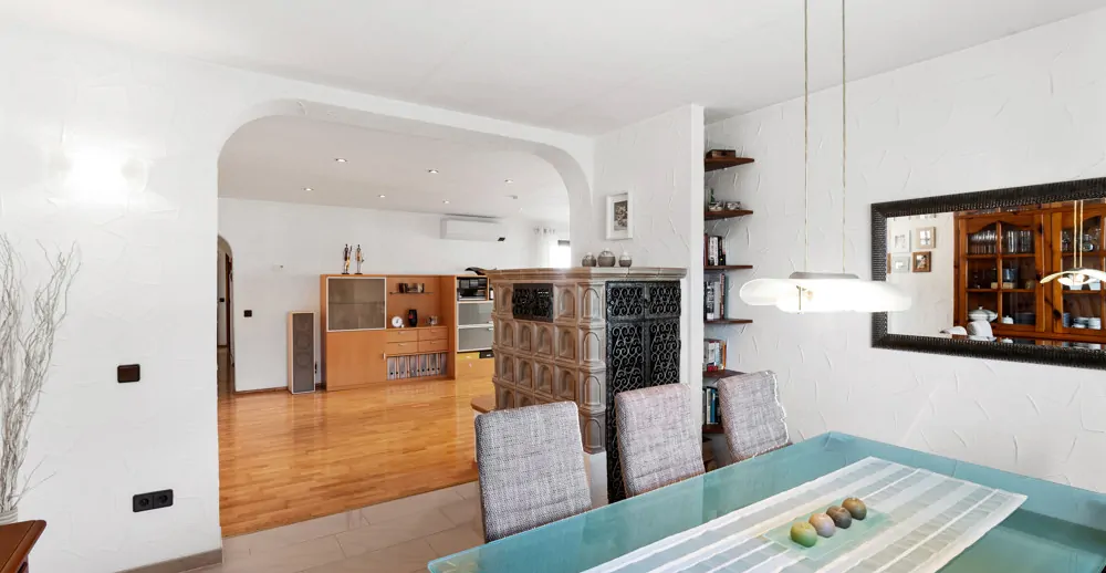 Esszimmer/Blick in Wohnbereich