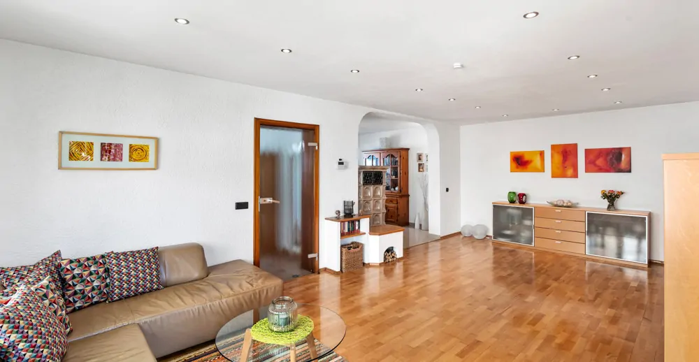 Großzügiger Wohnbereich mit Zugang zur Terrasse