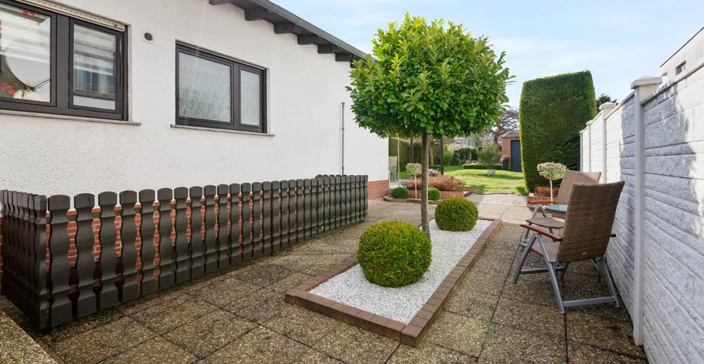 Seitenansicht/Zugang zu den Kellerräumen