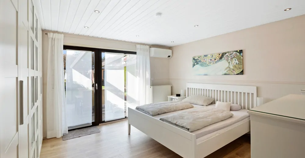 Lichtdurchflutetes Schlafzimmer mit Zugang Terrasse