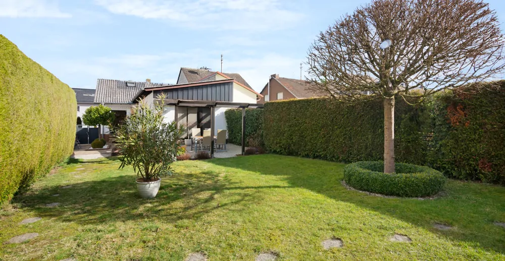 Schön angelegter Garten, Südwestausrichtung