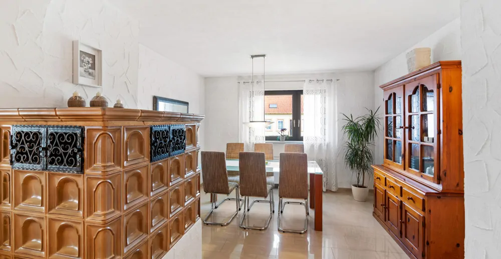 Esszimmer mit Kachelofen