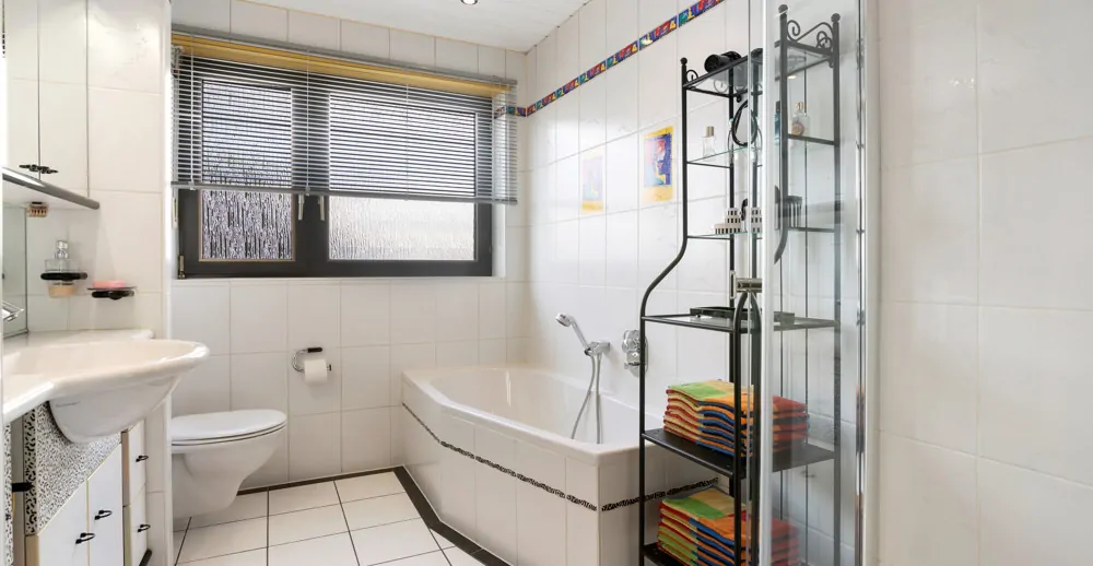 Badezimmer mit Wanne und Dusche