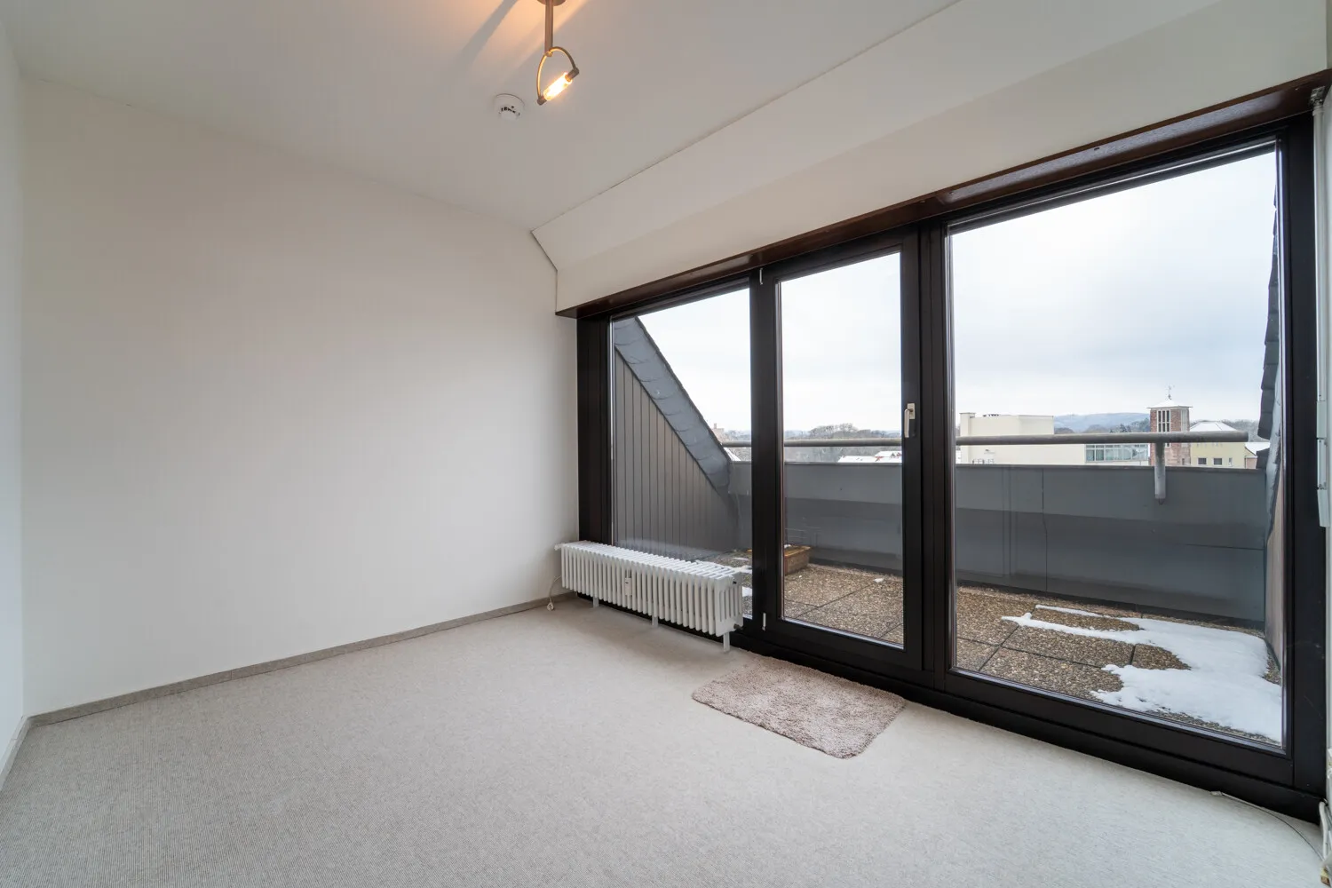 Ankleide-/Büroraum mit Terrasse