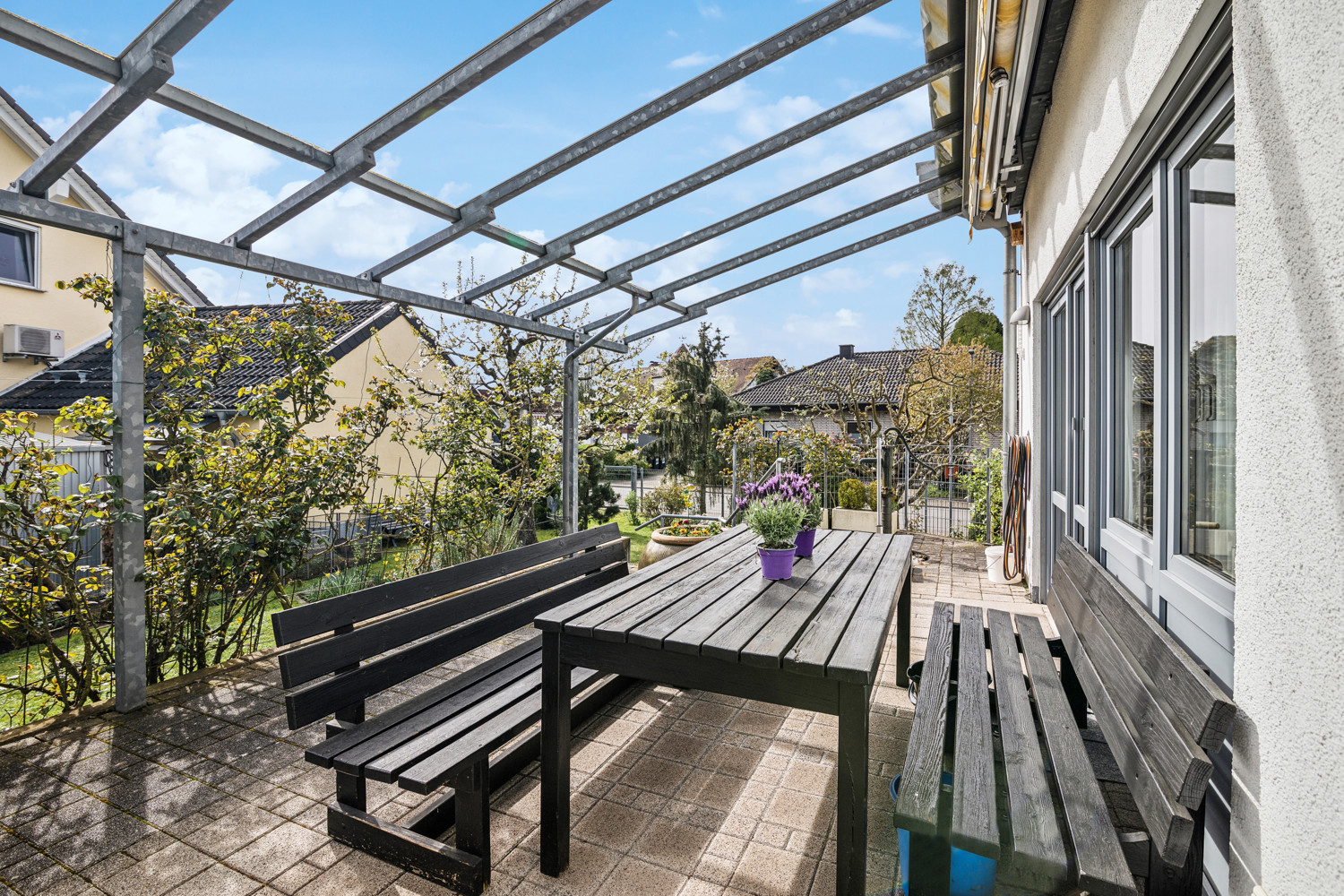 Terrasse mit Glasüberdachung und Gartenzugang