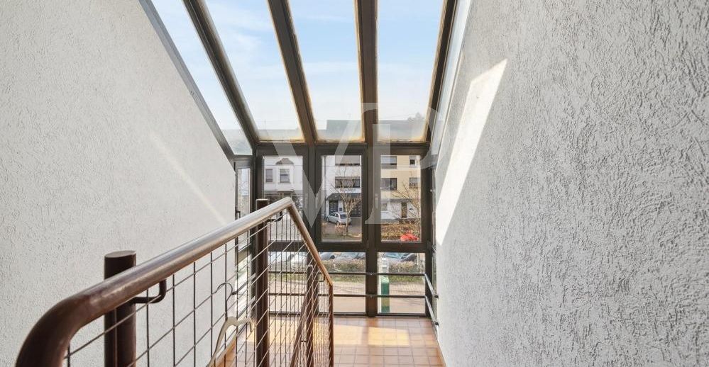 lichtdurchflutetes Treppenhaus mit einzigartigen Fensterelementen