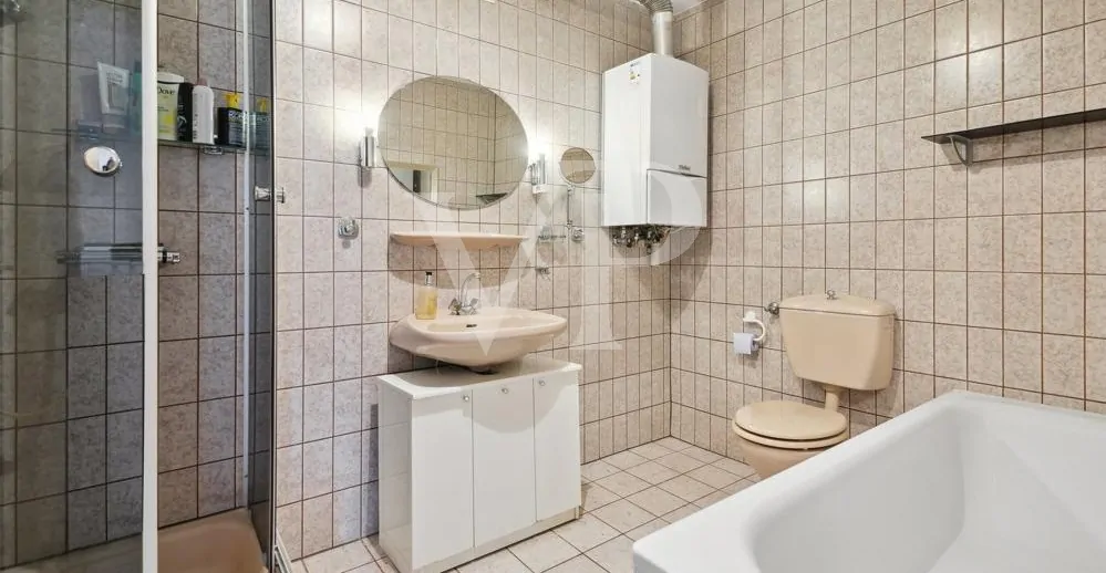 Innenbad mit Dusche und Wanne Dachgeschoss