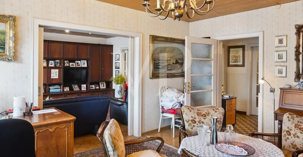 Helles Arbeits-/ Esszimmer mit Durchgang ins Wohnzimmer Obergeschoss