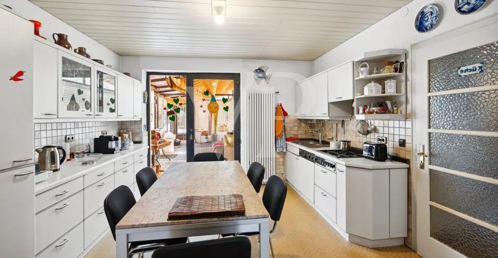 Geräumige Küche mit Zugang in den Wintergarten