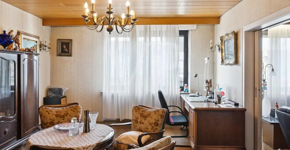 Helles Arbeits-/ Esszimmer mit Durchgang ins Wohnzimmer Obergeschoss