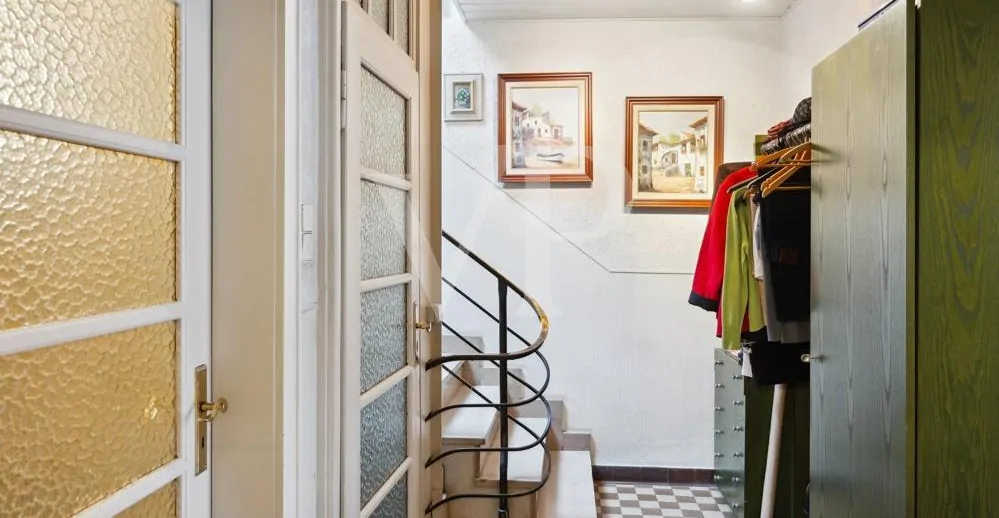 Eingangsbereich Wohnung mit Treppenaufgang ins Dachgeschoss