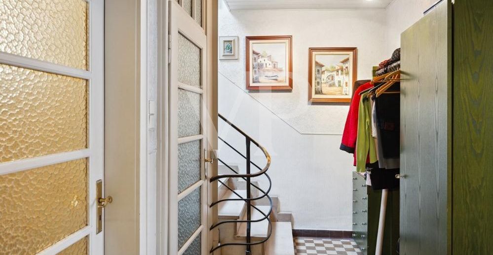 Eingangsbereich Wohnung mit Treppenaufgang ins Dachgeschoss