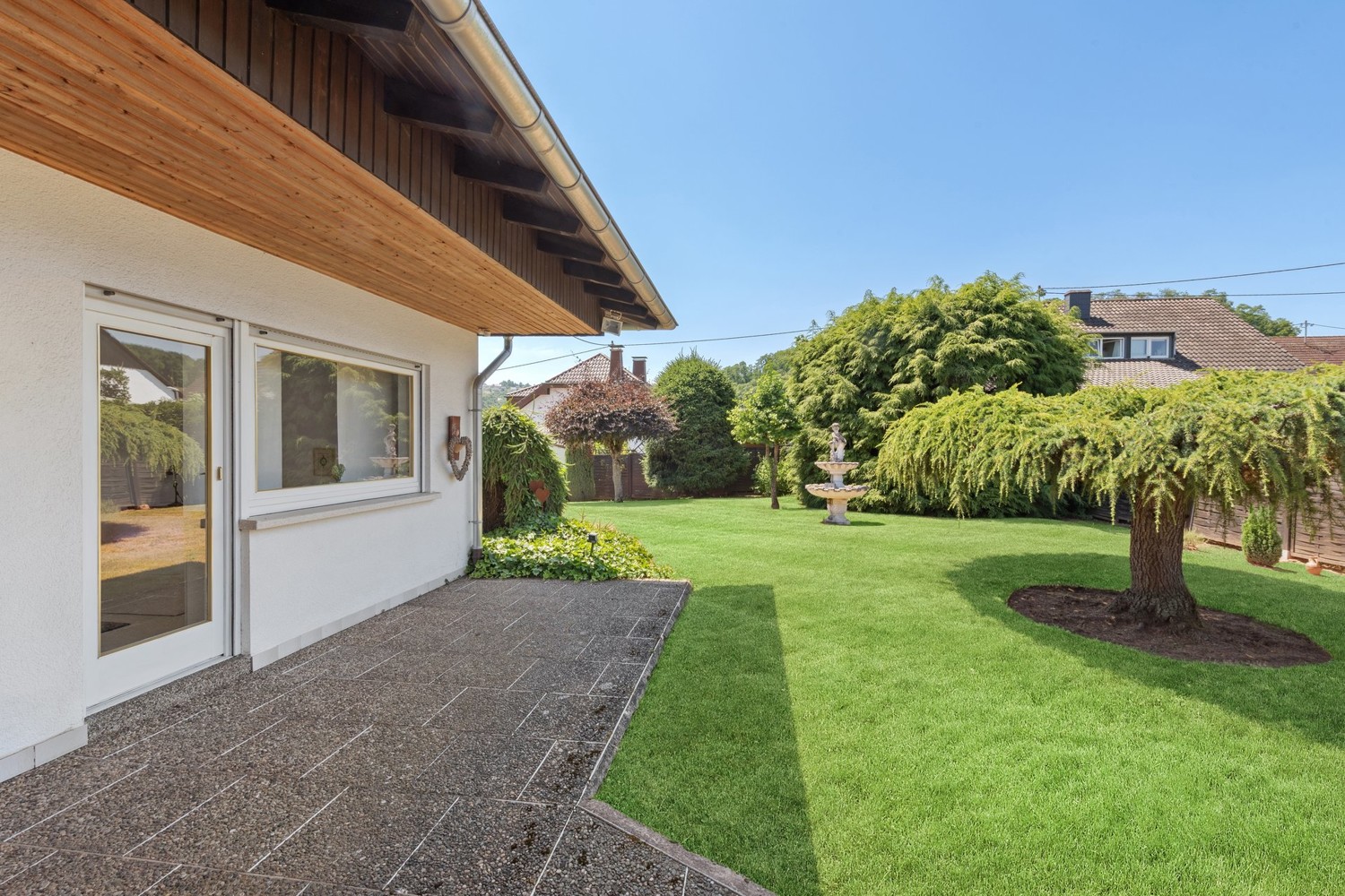 Außenbereich mit Terrasse und Garten
