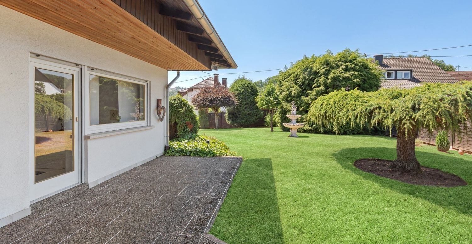 Außenbereich mit Terrasse und Garten