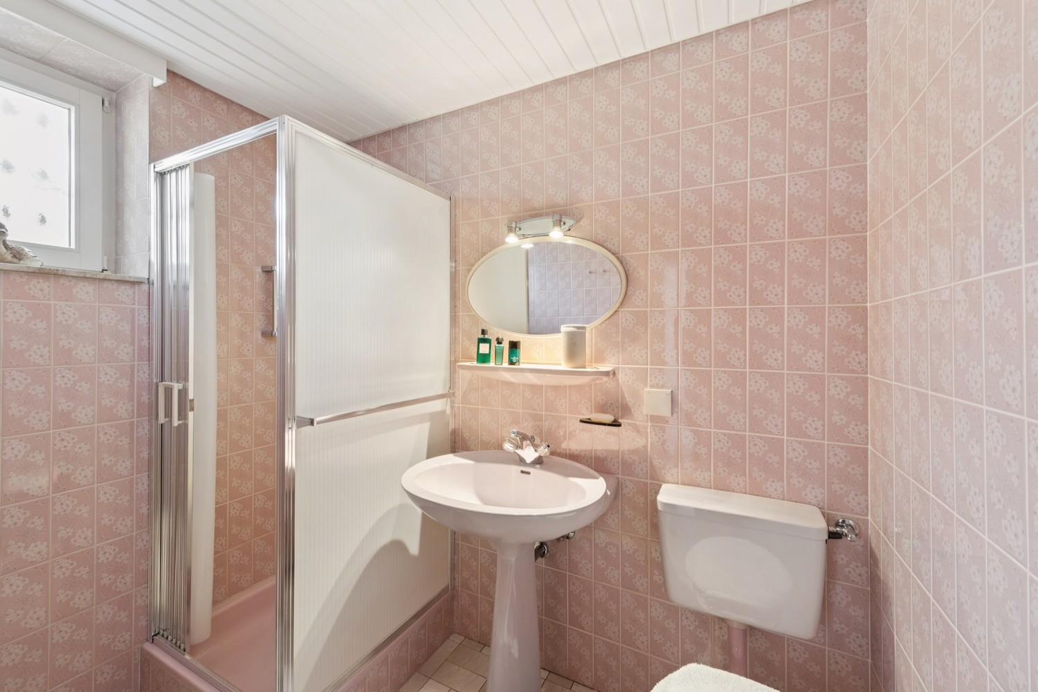 Badezimmer mit Dusche Untergeschoss