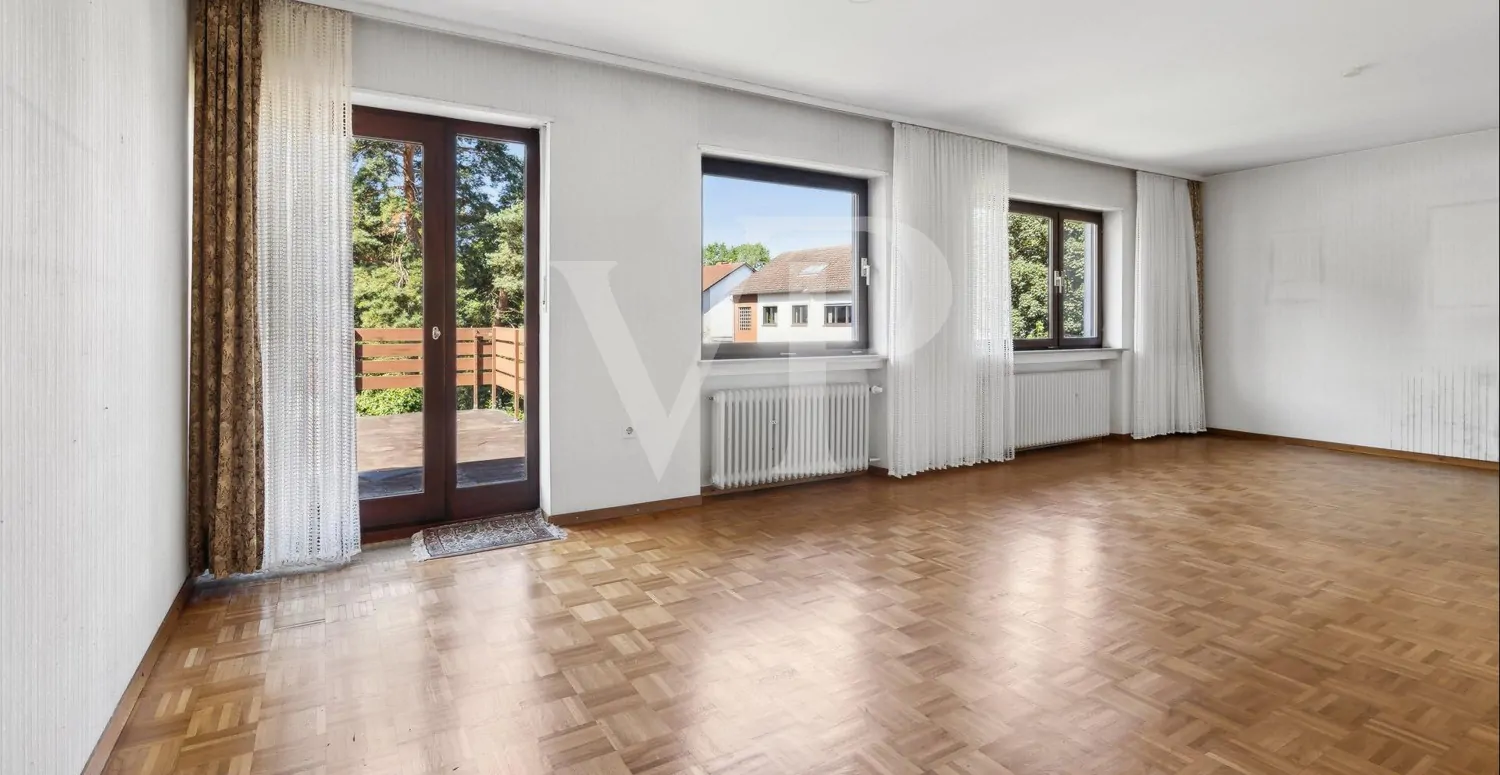 Lichtdurchflutetes Wohnzimmer mit Balkonzugang