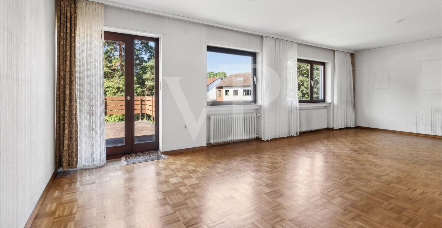 Lichtdurchflutetes Wohnzimmer mit Balkonzugang