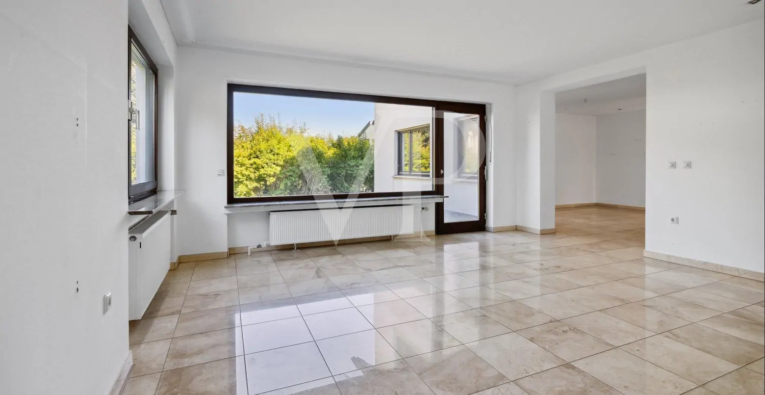 Lichtdurchflutetes Wohnzimmer mit Gartenzugang