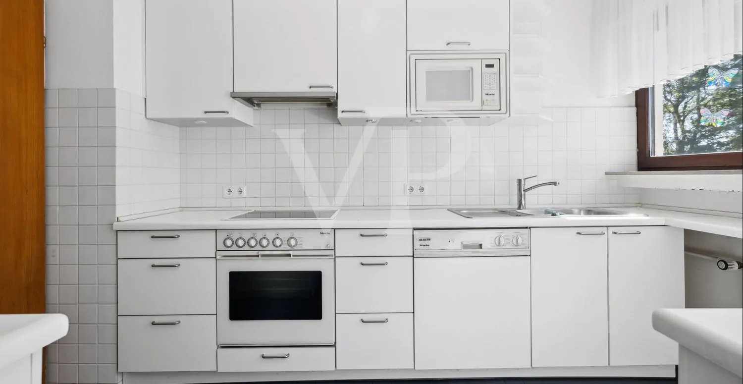 Einbauküche mit angrenzenden Speiseraum