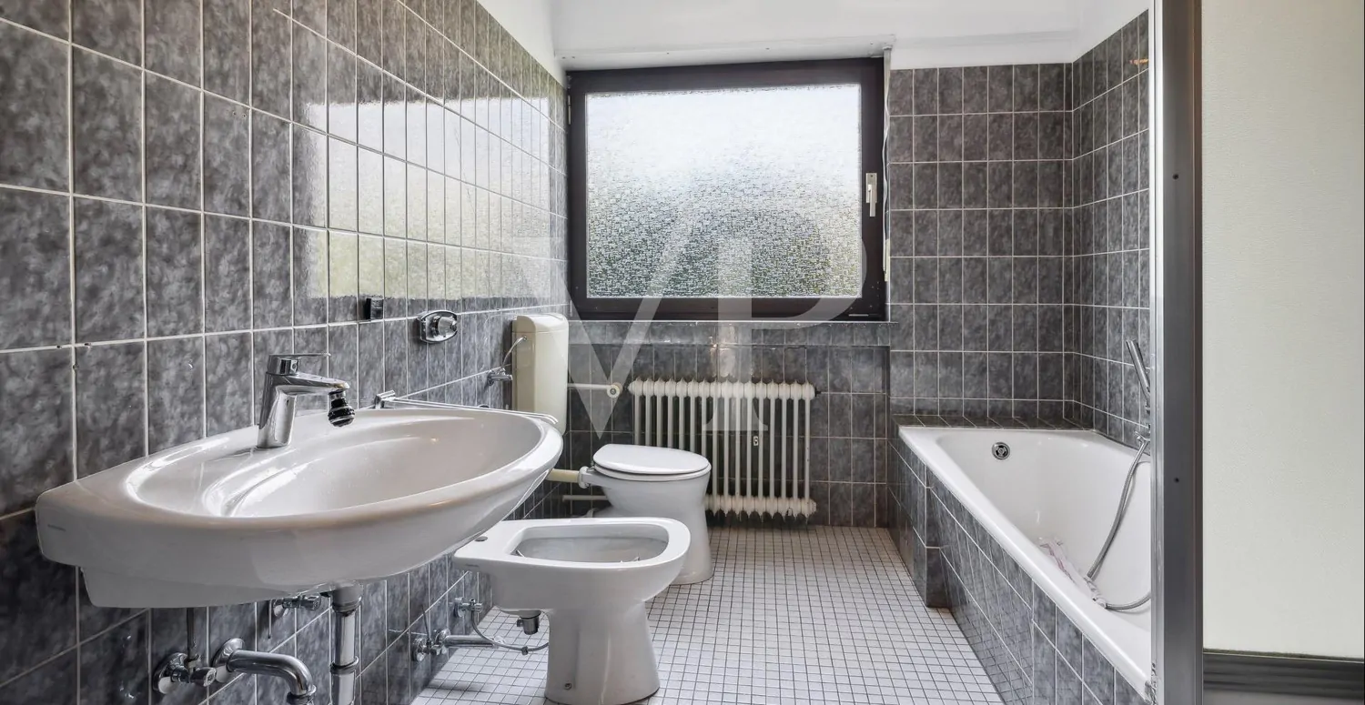 Tageslichtbad mit Wanne und Dusche