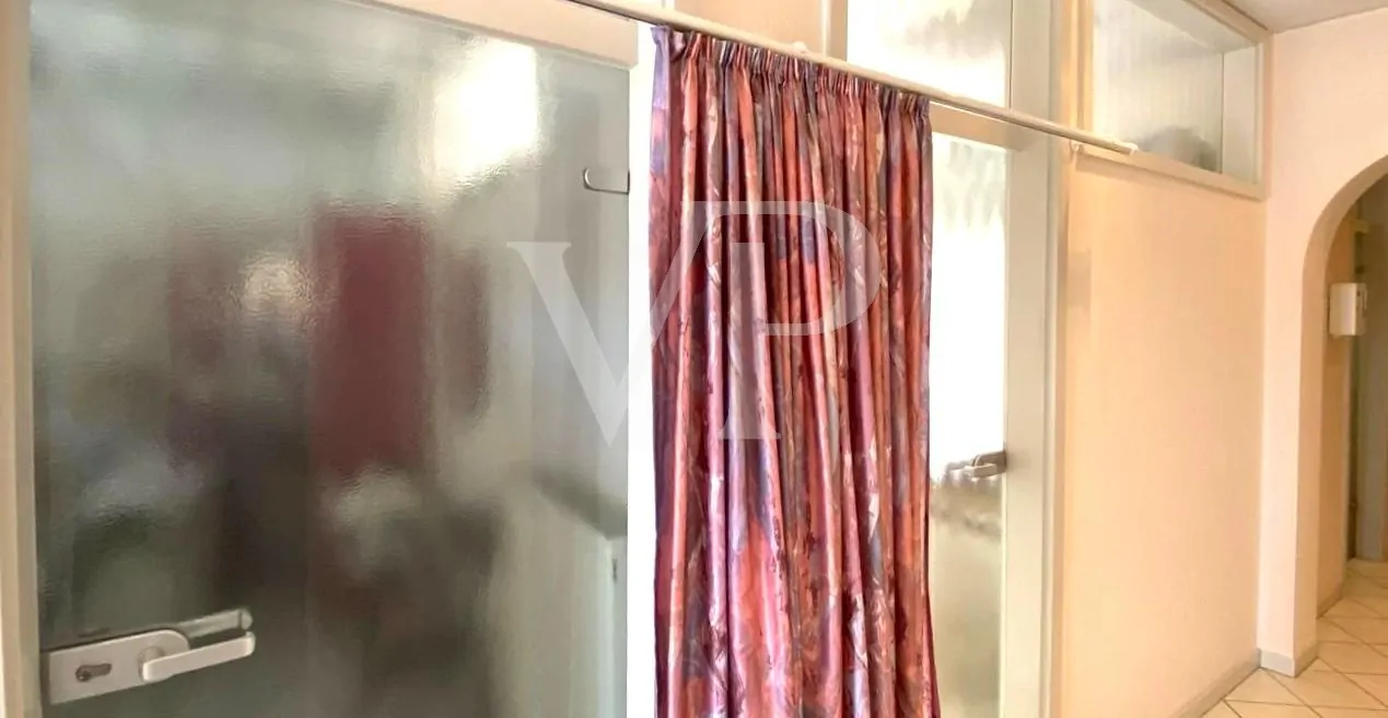 Flur mit einzelnen Behandlungsräumen