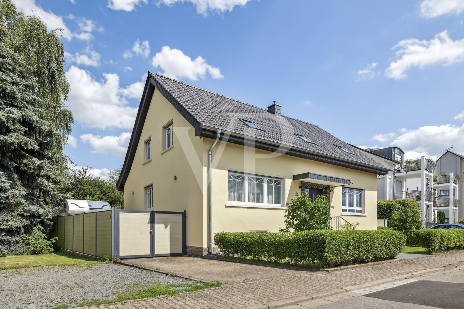 Straßenansicht mit stellplätzen und Garage