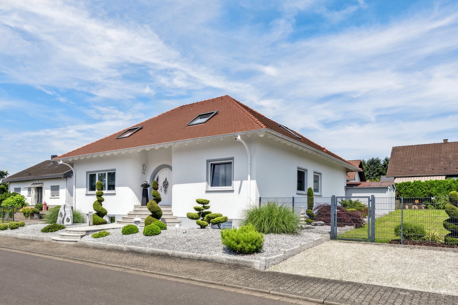 Repräsentativer Bungalow mit zusätzlicher abgeschlossener Wohneheit, Gewerbenutzung möglich