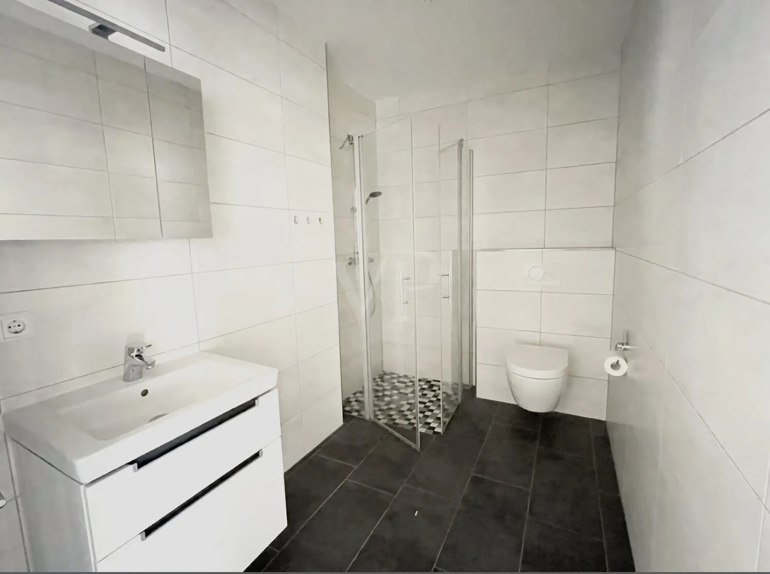 Badezimmer mit bodengleicher bodentiefer Dusche