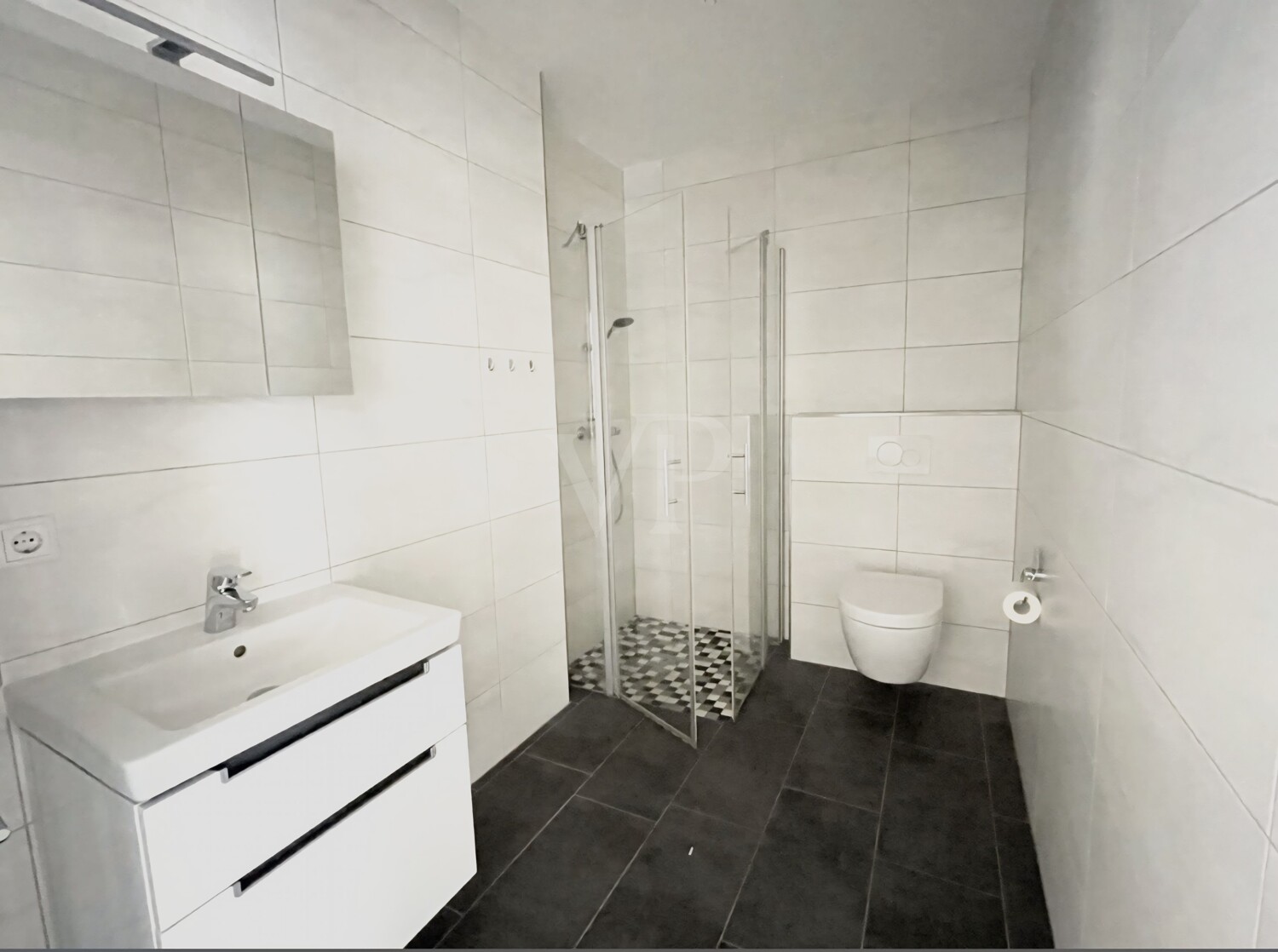 Badezimmer mit bodengleicher bodentiefer Dusche
