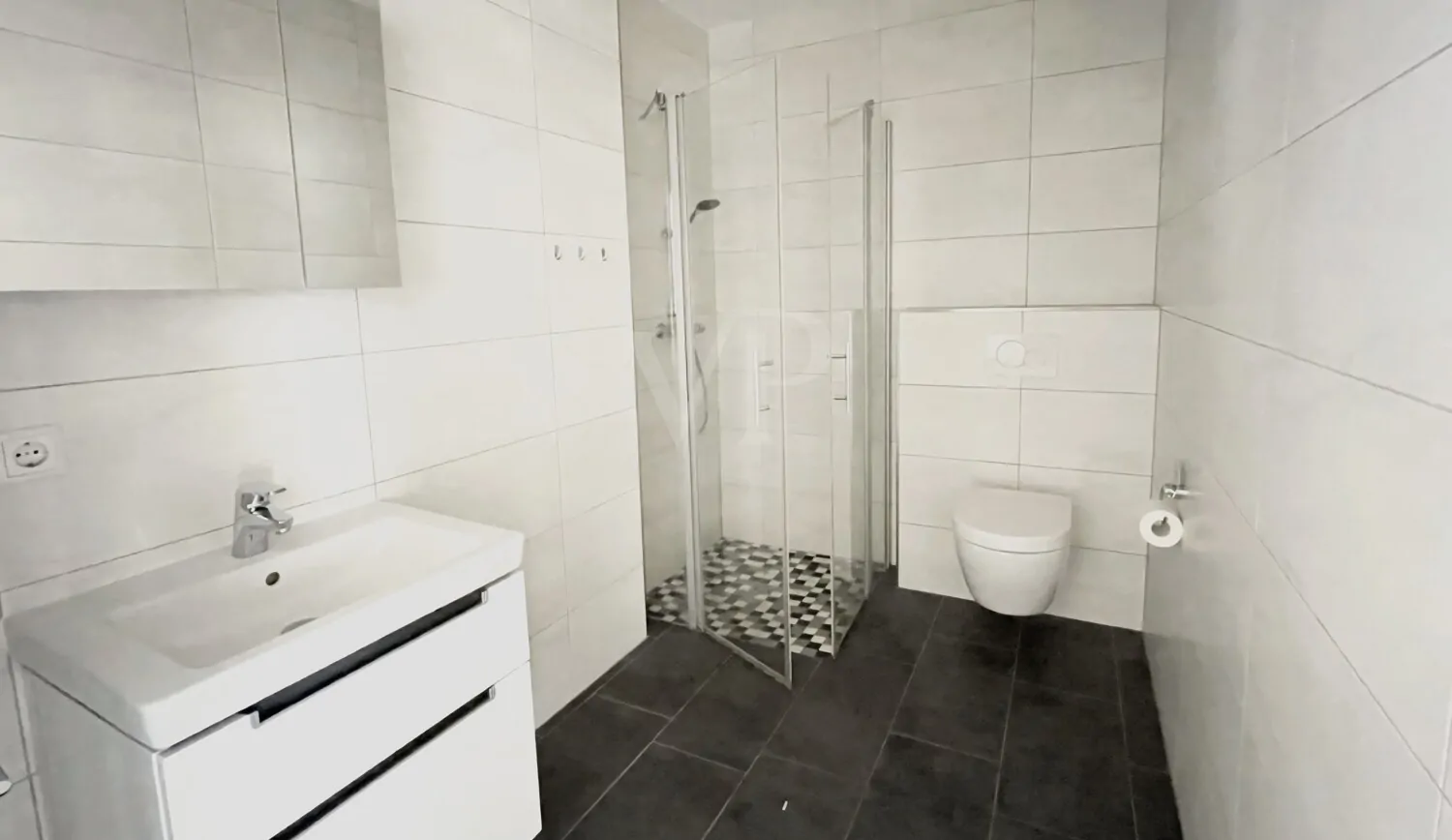 Badezimmer mit bodengleicher bodentiefer Dusche