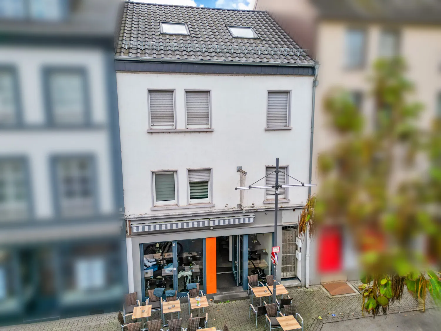 Full occupancy: Investment property with attractive living space and retail space