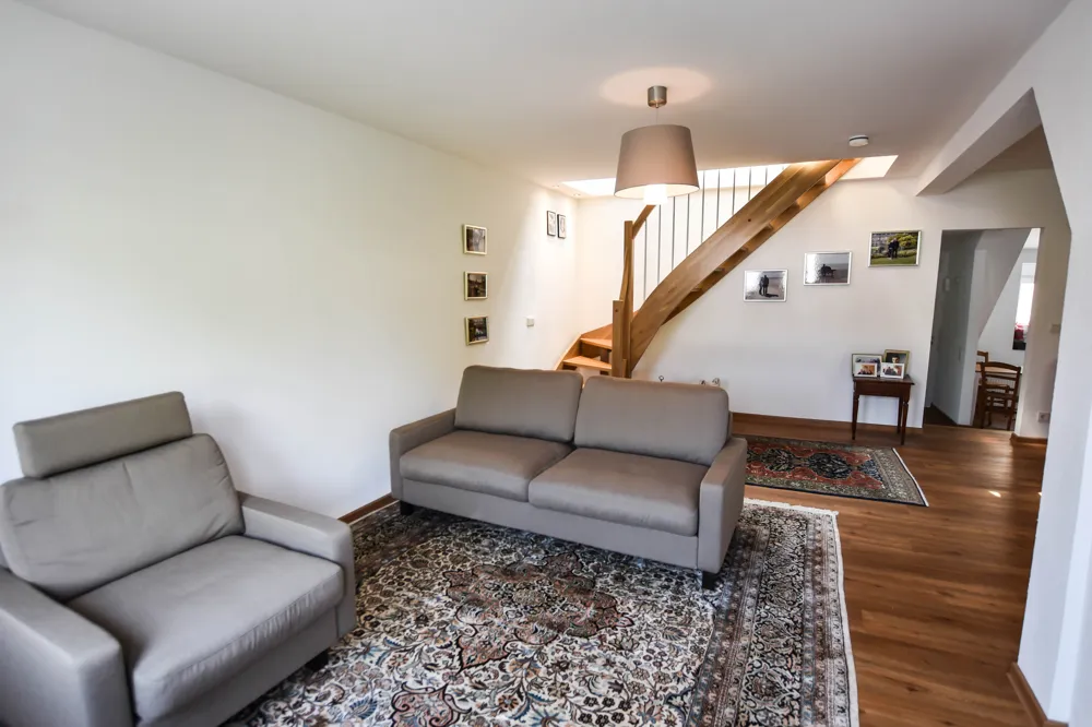 Gemütliches Wohnzimmer mit Verbindung zum Schlafbereich im 2. Obergeschoss