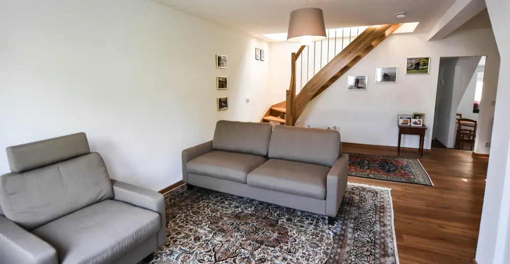 Gemütliches Wohnzimmer mit Verbindung zum Schlafbereich im 2. Obergeschoss