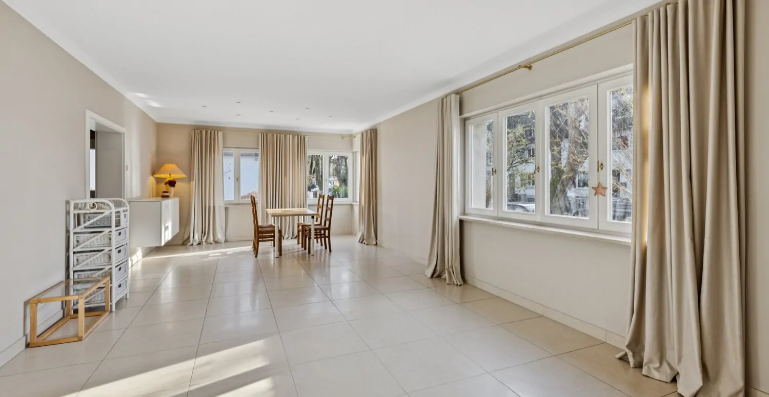 Großzügiger Raum im Erdgeschoss