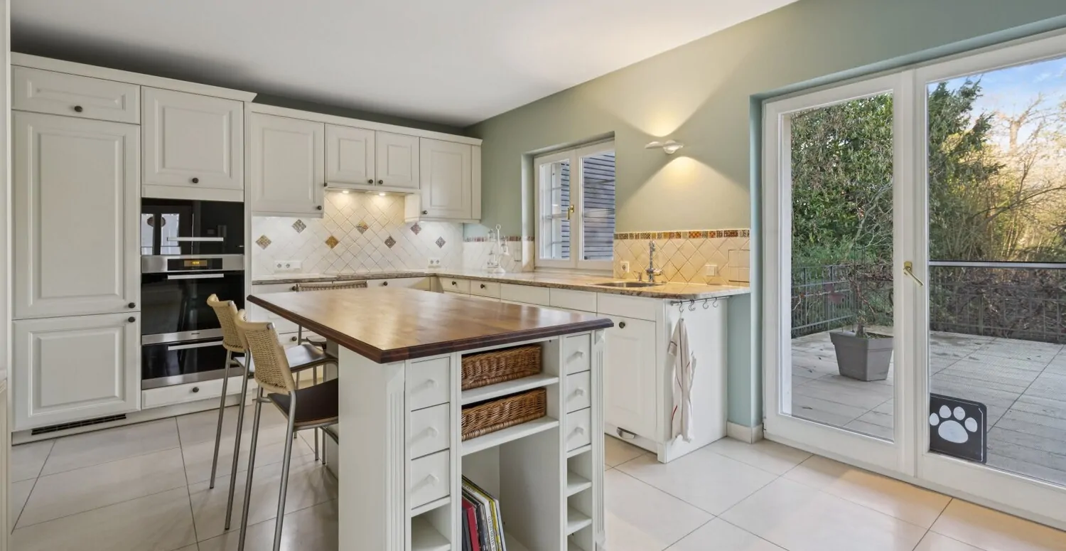 Großzügige Küche mit Zugang Terrasse