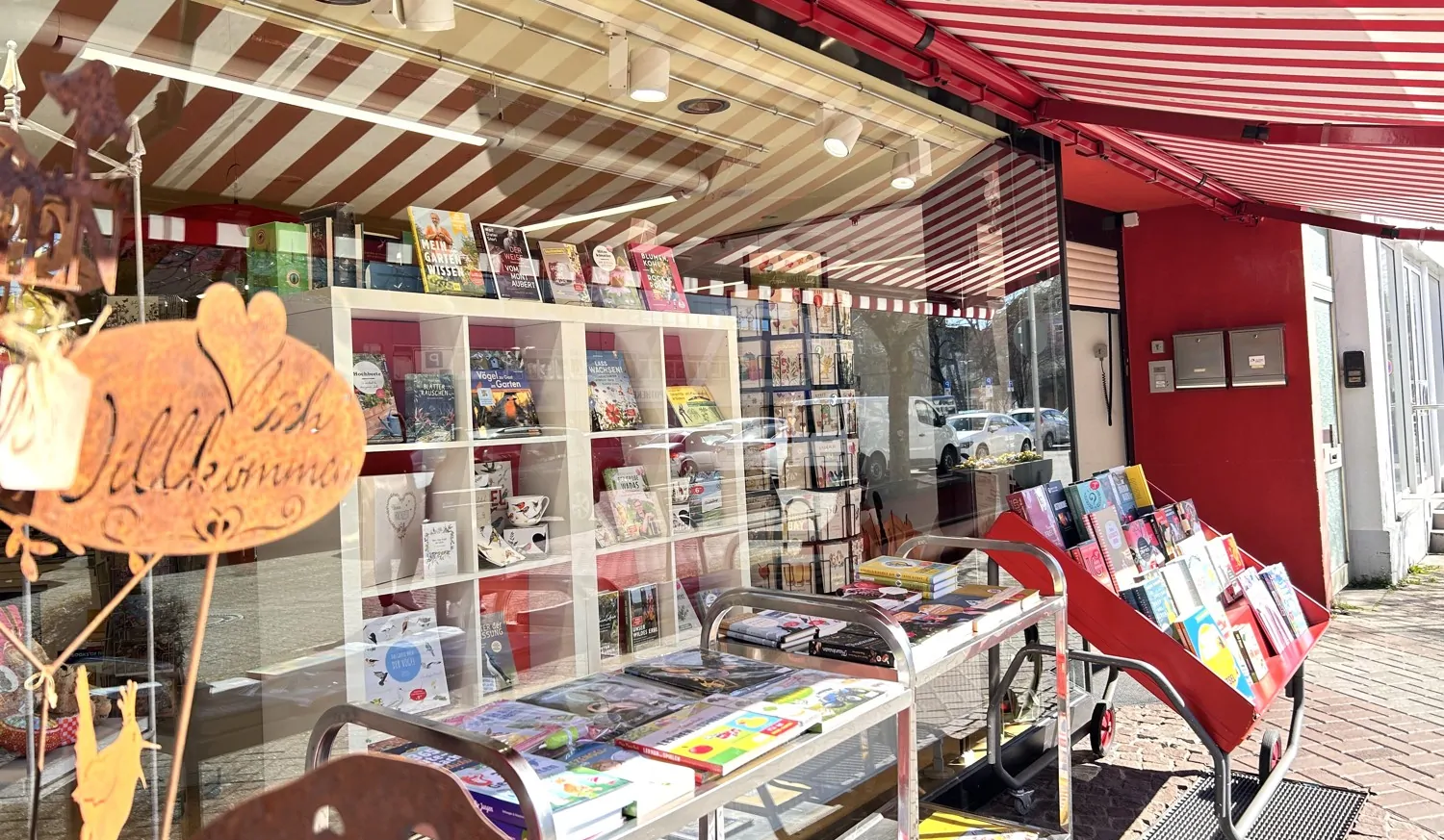 Außenbereich mit Warenpräsentation