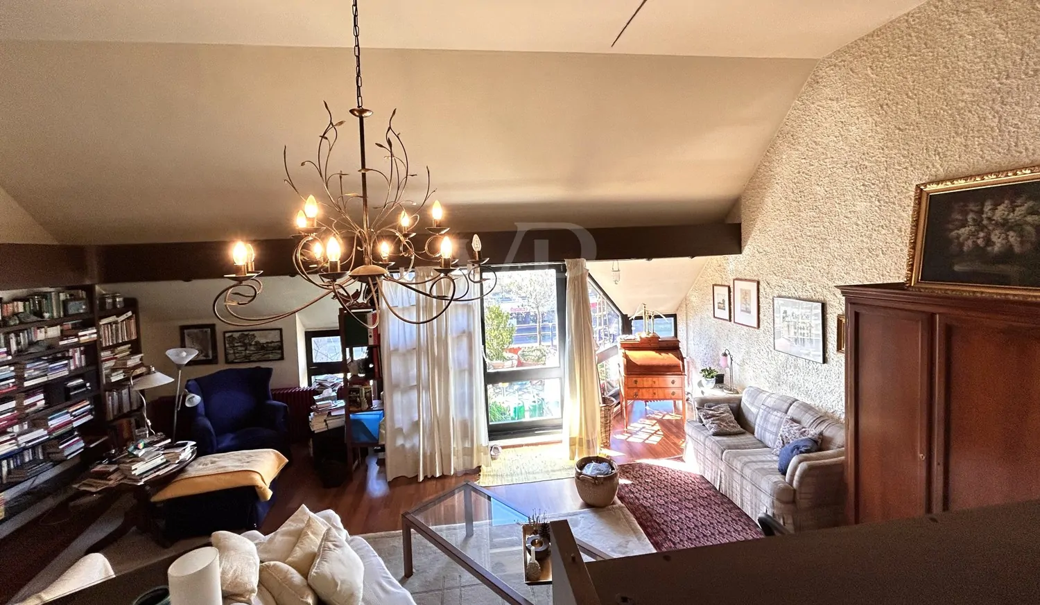 Helles Wohnzimmer mit Balkonzugang