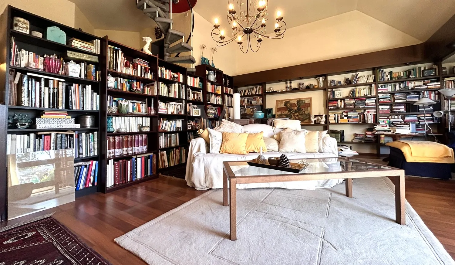 Helles Wohnzimmer mit Balkonzugang