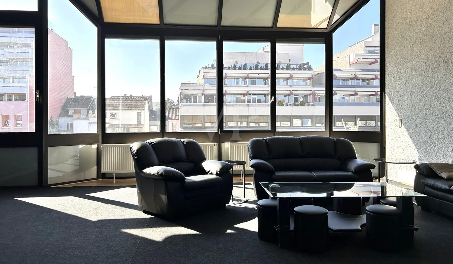 Lichtdurchflutetes Wohnzimmer mit hohen Decken