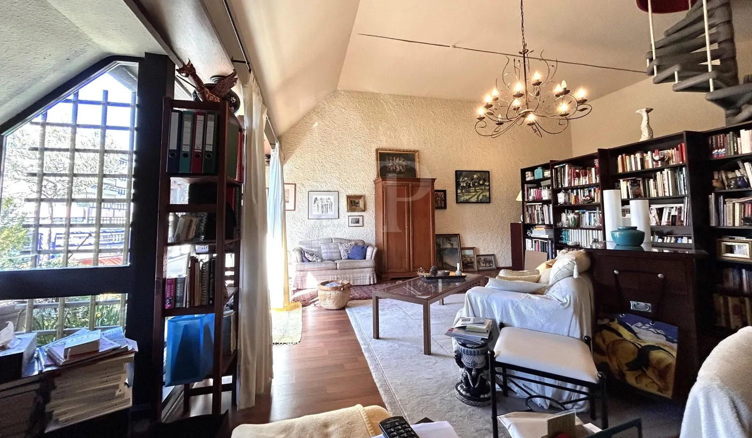 Helles Wohnzimmer mit Balkonzugang