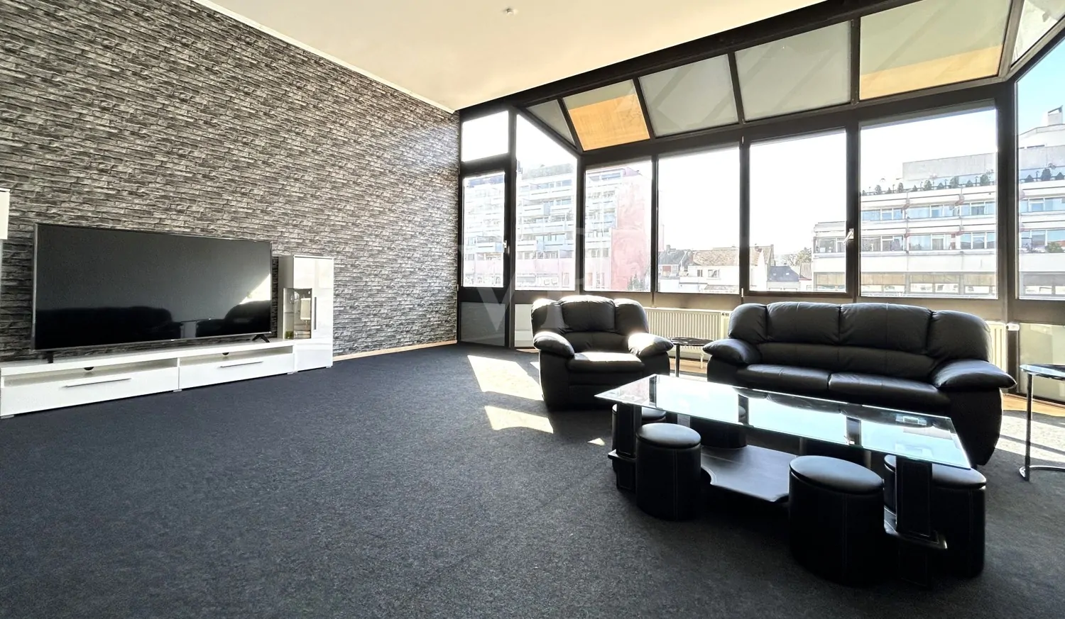 Lichtdurchflutetes Wohnzimmer mit hohen Decken