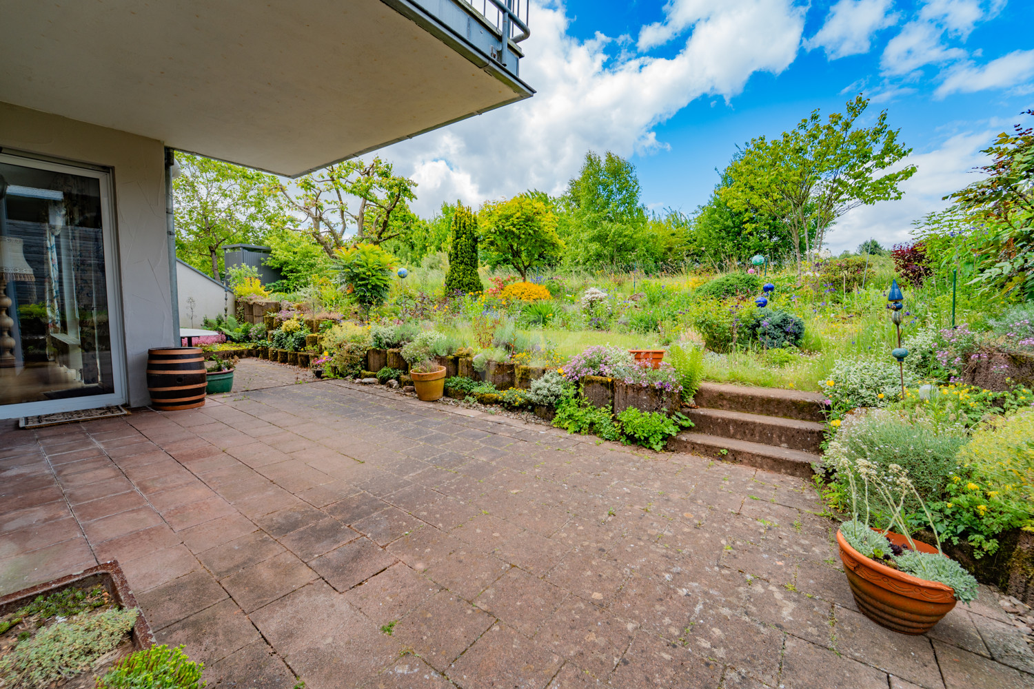 Terrasse mit Gartenansicht
