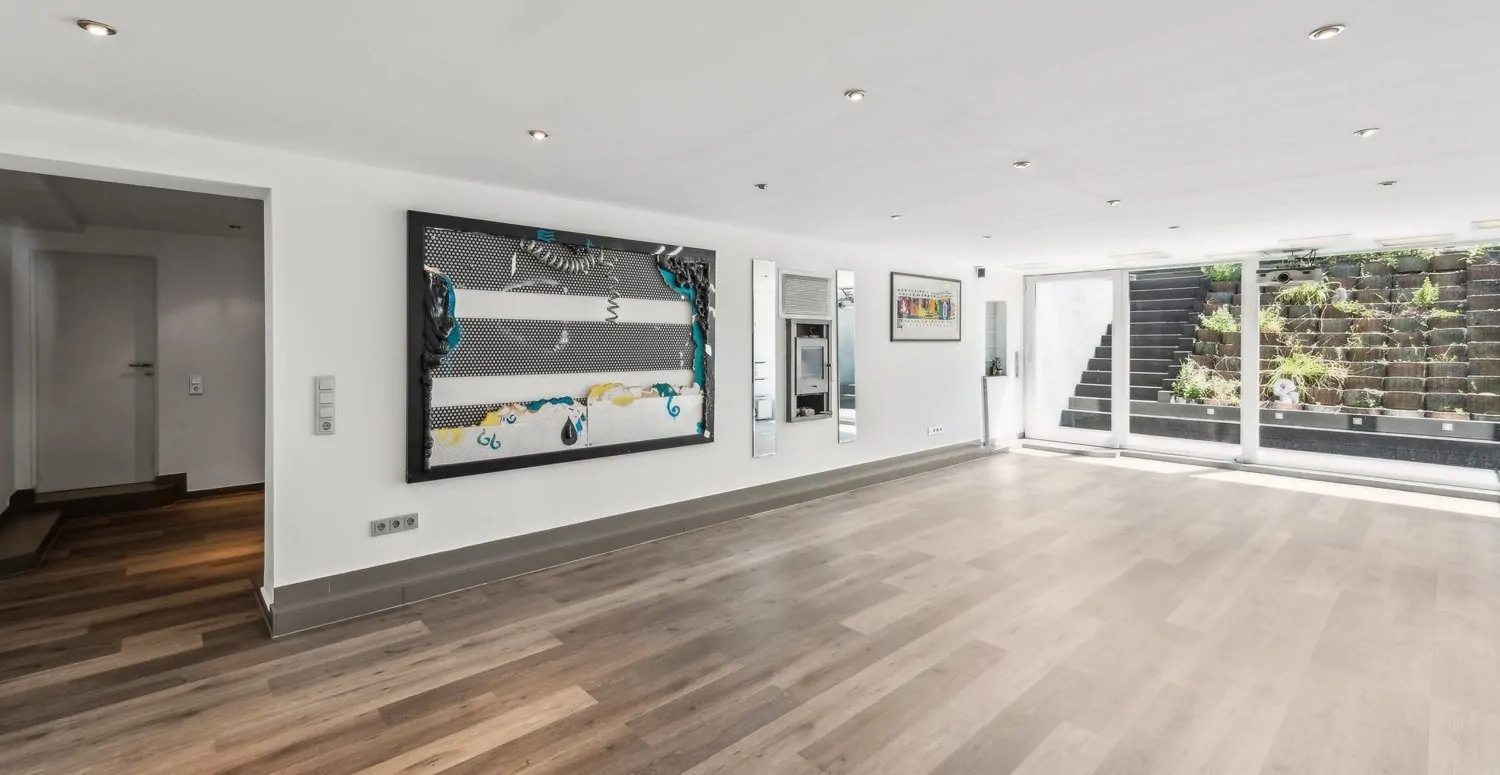 Kino-/Hobbyraum Untergeschoss mit Zugang zum Garten