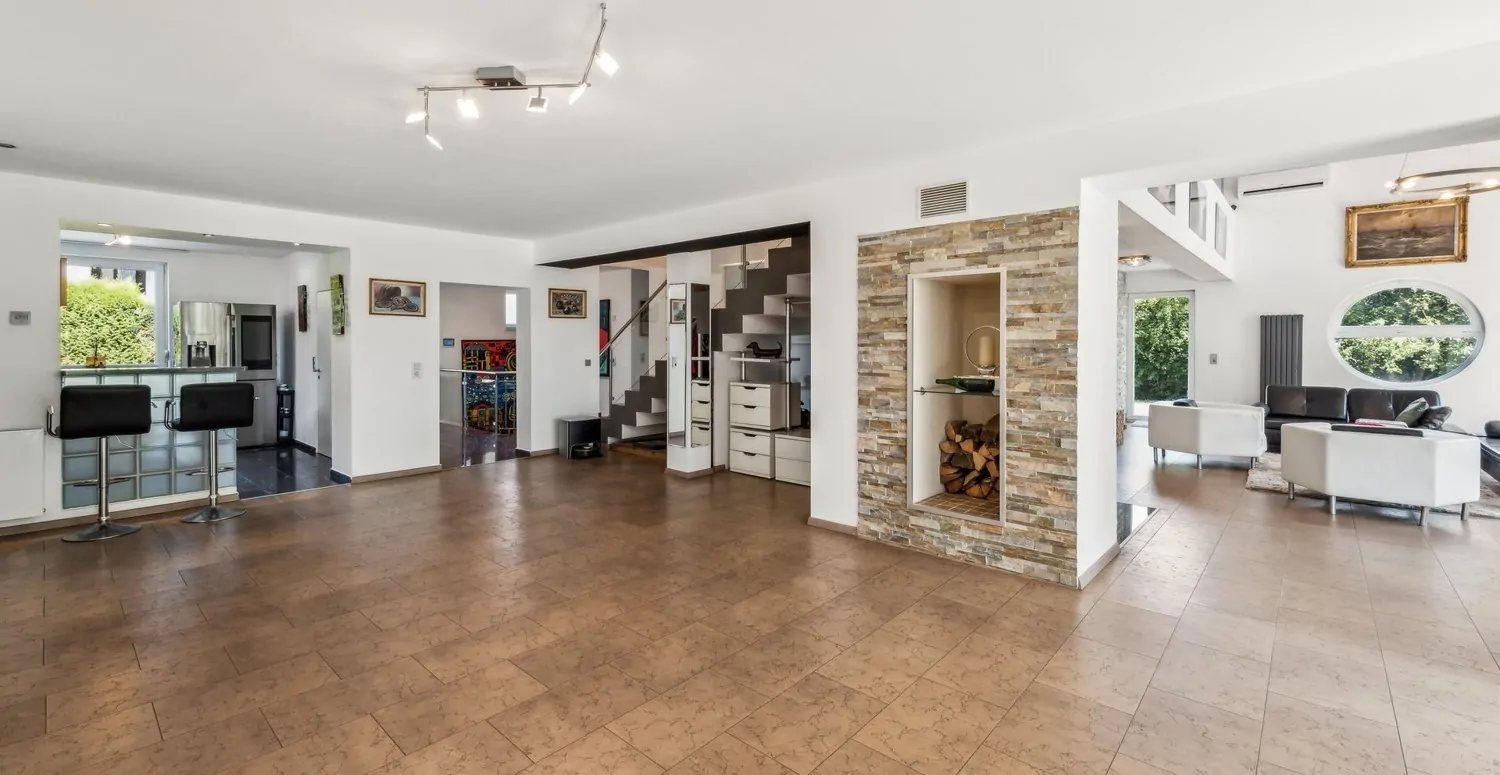 Eleganter Wohn-/Ess-/Küchenbereich in offenem Grundriss